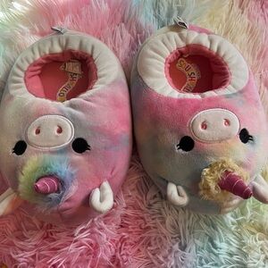 Girls slippers.